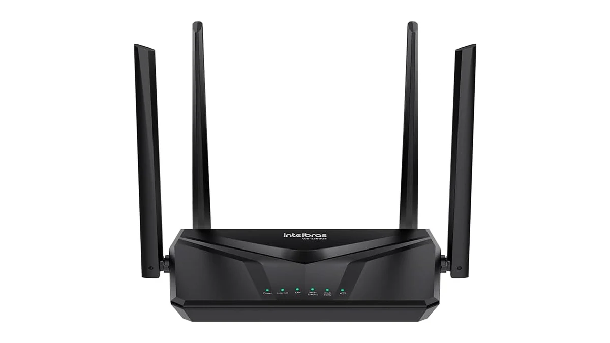 Roteador Intelbras Action RG 1200 preto com quatro antenas sobre fundo branco